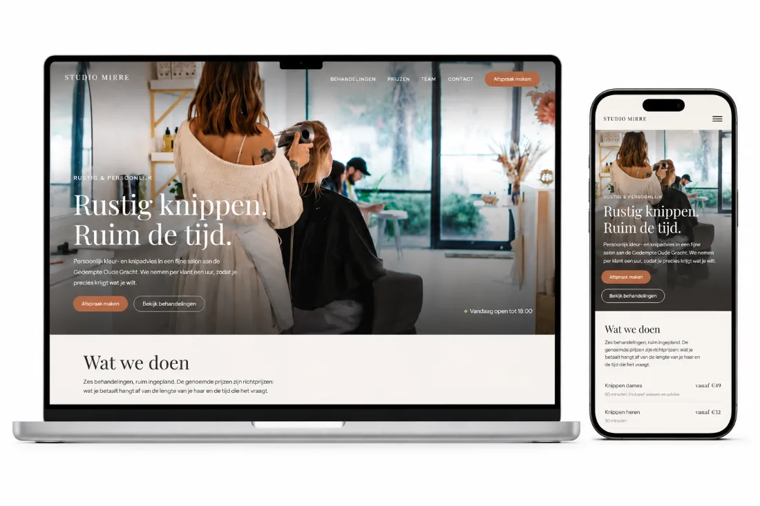 Website Studio Mirre op laptop en telefoon: een kapsalonsite met grote sfeerfoto en behandelingenoverzicht